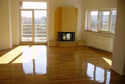 Apartament cu 6 camere semidecomandat, mobilat în Herăstrău