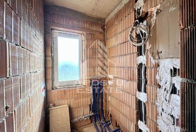 Jumatate de duplex de vanzare cu 5 camere despartit prin garaj - 7