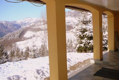 Complex turistic în Munții Apuseni–3 clădiri(cabane), 10 camere, teren 3740 mp - 4