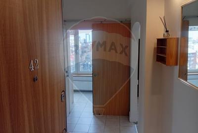 Apartament cu 2 camere semidecomandat, mobilat în P-ța Romană