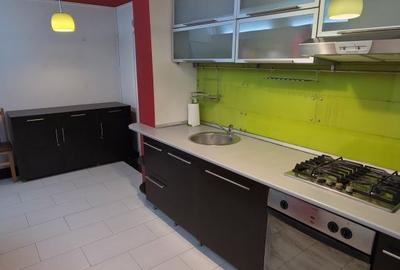Apartament cu 3 camere decomandat, mobilat în Titan