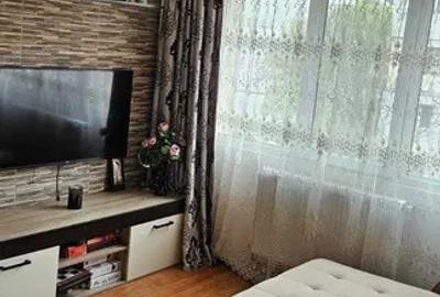 Apartament cu 3 camere semidecomandat, mobilat în Podu Roș