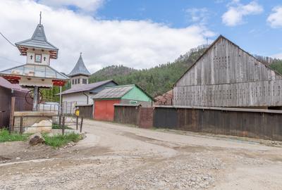 Acasă nu e un apartament. E pe Pietrosu nr. 8, în Zemeș. - 1