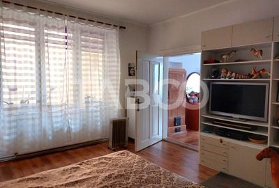 Casa si curte pretabila pentru 2 familii 980 mp teren liber Cisnadie - 4