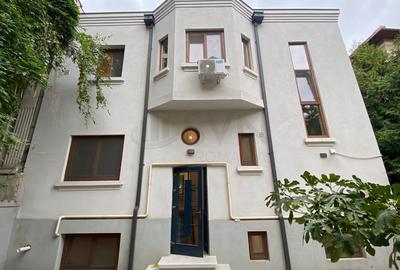 Casă individuală cu 10 camere în Cotroceni