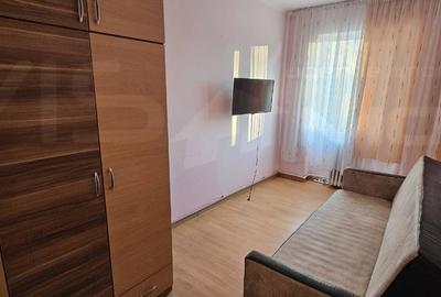 Apartament cu 3 camere semidecomandat, mobilat în Central