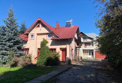 Casă individuală cu 8 camere în Vadu Moldovei