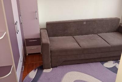 Proprietar  vând  apartament cu  3 camere decomandat în  Reșița - 4