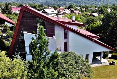 Casă individuală cu 10 camere în Central