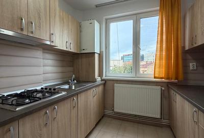 Apartament cu 2 camere semidecomandat, mobilat în P-ța Mihai Viteazul