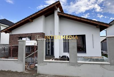Casă individuală cu 4 camere în Est