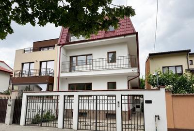 Casă individuală cu 13 camere în Lacul Tei
