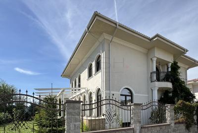 Casă individuală cu 8 camere în Băneasa