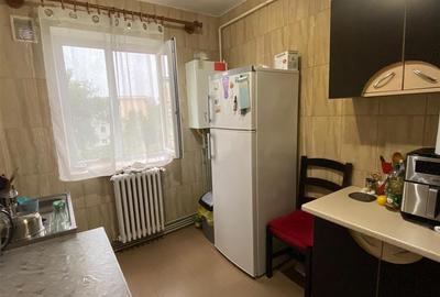 Apartament cu 3 camere semidecomandat în Podul de Piatră