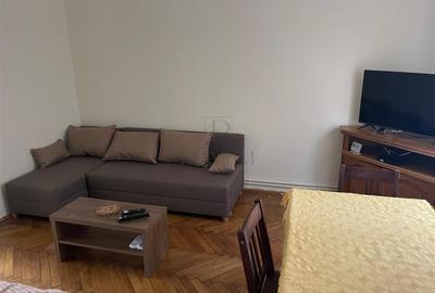 Apartament cu 3 camere decomandat în Medicină