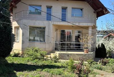 Casă individuală cu 8 camere în Gruia