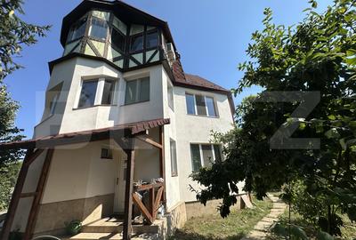 Casă individuală cu 6 camere în Bercu Roșu