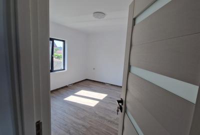 Direct proprietar vând vilă  P+1 în Lumina - 6