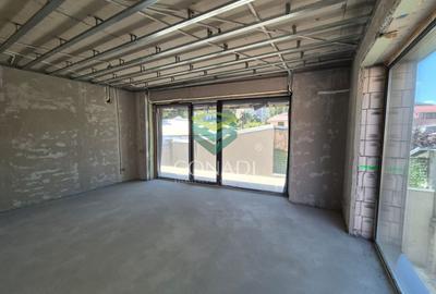 Apartament cu 3 camere decomandat în P-ța Victoriei