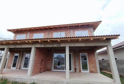 DUPLEX SPATIOS - ASFALT - POSIBILITATE CARPORT - 2