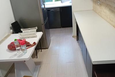 Apartament cu 3 camere decomandat în Est