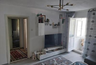 Apartament cu 2 camere semidecomandat, mobilat în Podu Roș