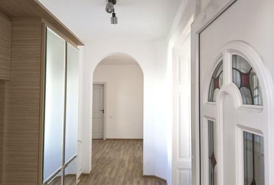 De închiriat: vilă renovată, Mihai Eminescu. 1 000 E/lună. Comision 0 - 7