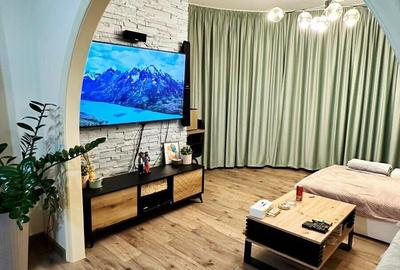 Apartament cu 3 camere semidecomandat, mobilat în Universitate