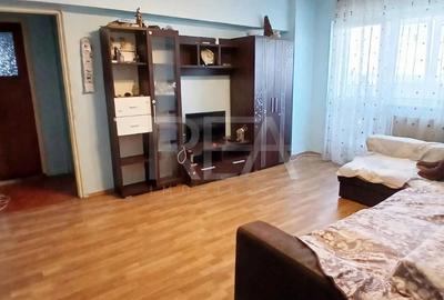 Apartament cu 3 camere semidecomandat, mobilat în Apărătorii Patriei