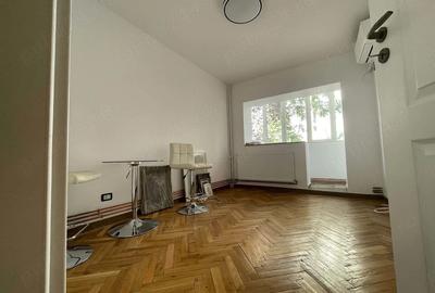 Apartament cu 3 camere semidecomandat în Dorobanți
