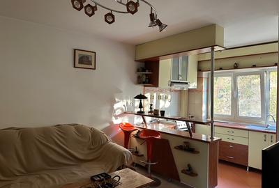 Apartament cu 3 camere semidecomandat, mobilat în Ultracentral
