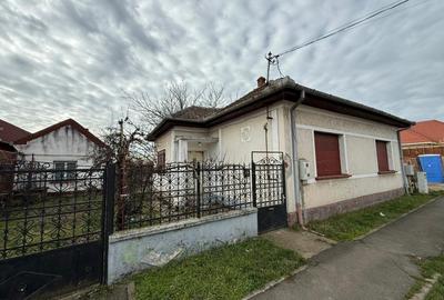 Casă demolabilă + teren 855 mp, front 19 ml, utilități complete – Giarmata Vii - 1