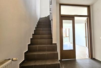Apartament 4 camere / vila / Giulesti / Intr. Pinului / curte 54 mp / comision 0 - 9
