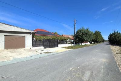 Castelu - Str. Florilor, casa din 2012, teren 737 mp si 106 mp utili - 2