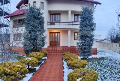 Casă individuală cu 10 camere în Micro 6