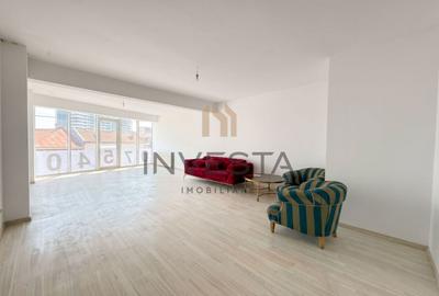 Apartament cu 3 camere semidecomandat în Central