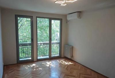 Apartament cu 3 camere semidecomandat în Titan