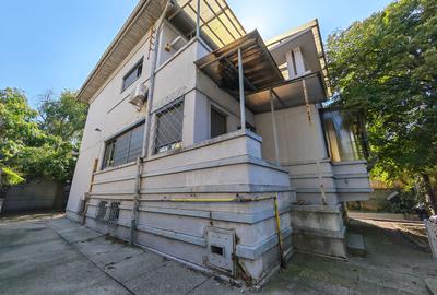 Casă cu 14 camere în Arcul de Triumf