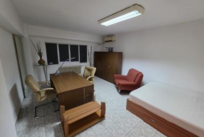 Garsonieră decomandată în Decebal