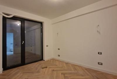 Apartament cu 3 camere semidecomandat în Pipera