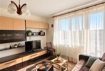 Apartament cu 3 camere semidecomandat în Tractorul