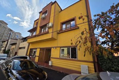 Apartament cu 3 camere semidecomandat în Tineretului