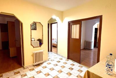 Apartament cu 3 camere decomandat în Est