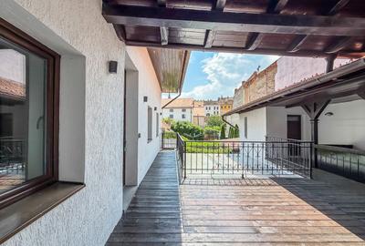 Casă cu 12 camere în Orașul de Jos