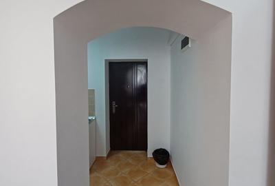 Birou, central, Ady Endre Oradea, 40 mp. 390 E neg. Comision 0 - 5