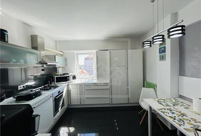 Apartament cu 3 camere semidecomandat în Turnișor