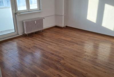 Apartament cu 4 camere decomandat în Timpuri Noi