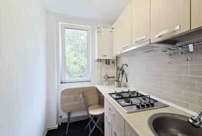 Apartament cu 3 camere semidecomandat în Micro 19
