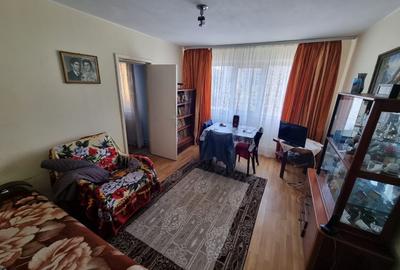 Apartament cu 3 camere semidecomandat, mobilat în Km 4-5