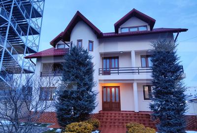 Casă individuală cu 10 camere în Central